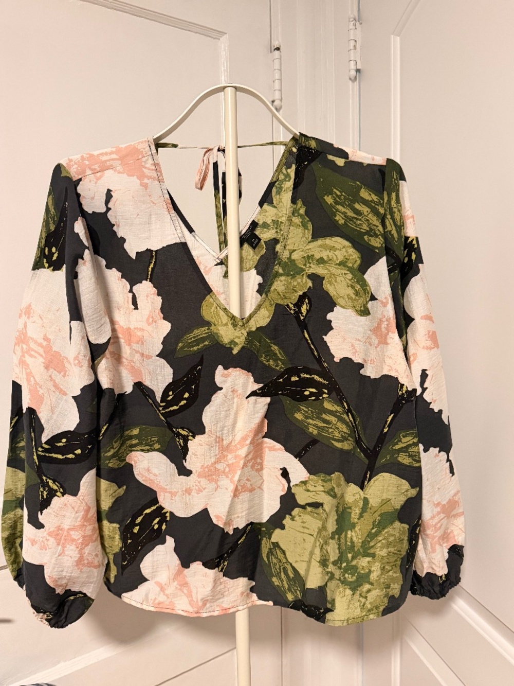 Ann Taylor Size LP Women’s Floral Blouse